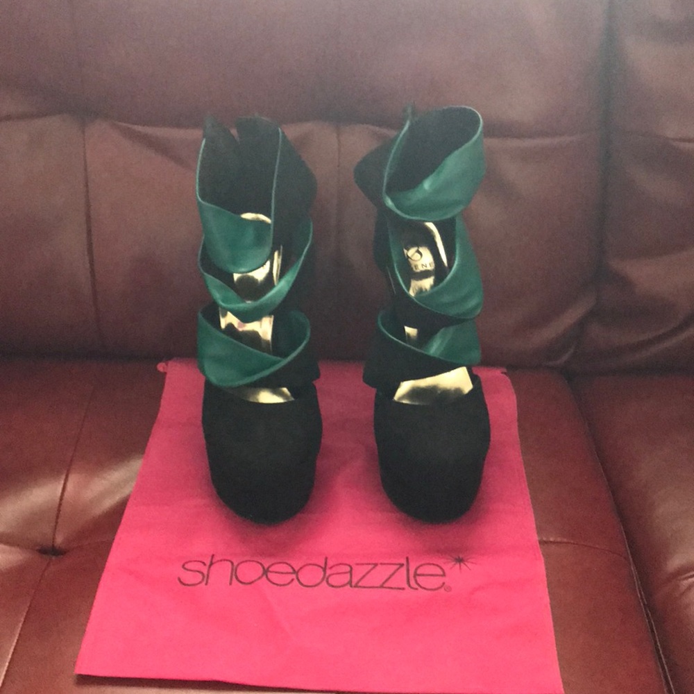 Tourquiose and black suede and leatherette heels